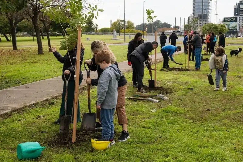 Día del Árbol: convocan voluntarios para plantar 50 ejemplares en el Parque de las Colectividades este sábado