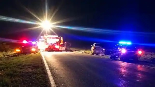 Tragedia en ruta 65: tres jóvenes murieron atropellados mientras cambiaban una rueda de su auto