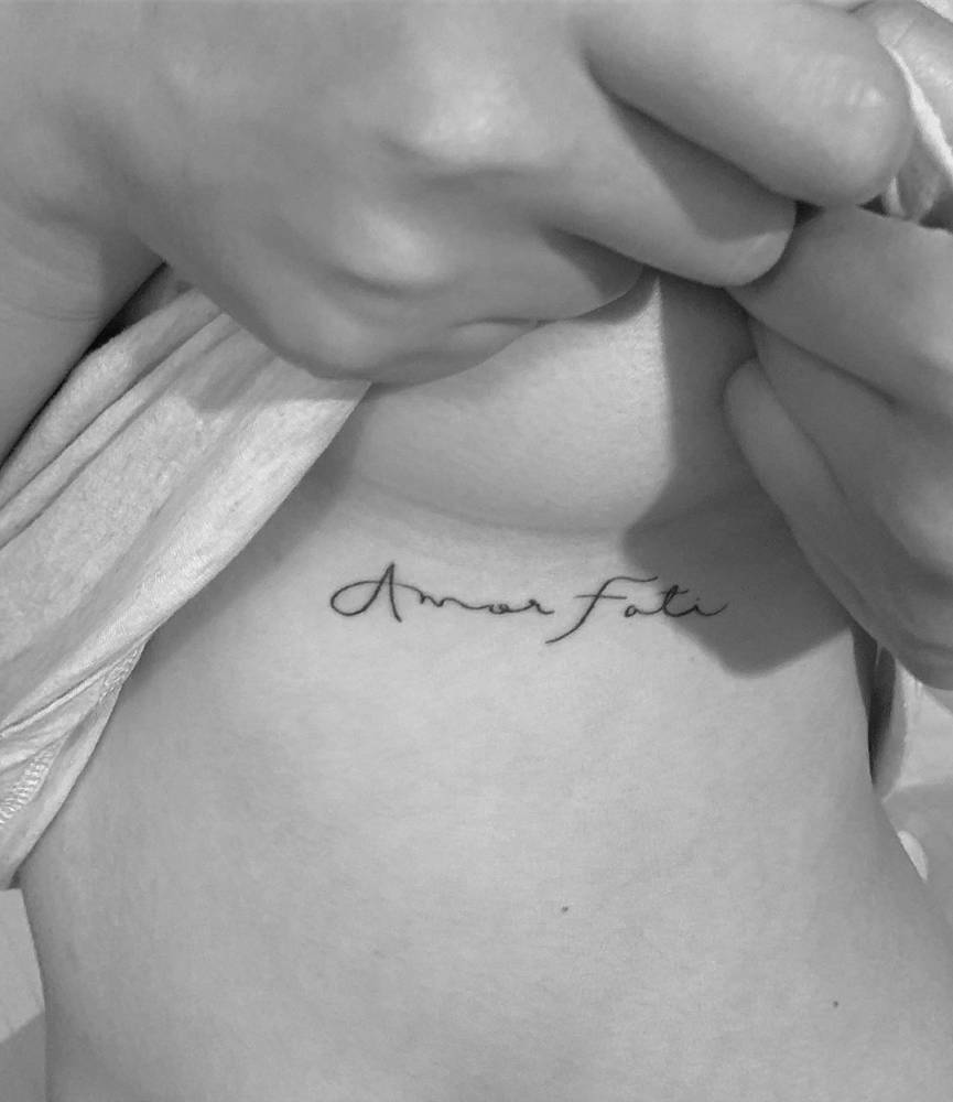 Lo Que Necesitas Saber Sobre Los Tatuajes Bajo El Pecho 1000_x_865_jpg
