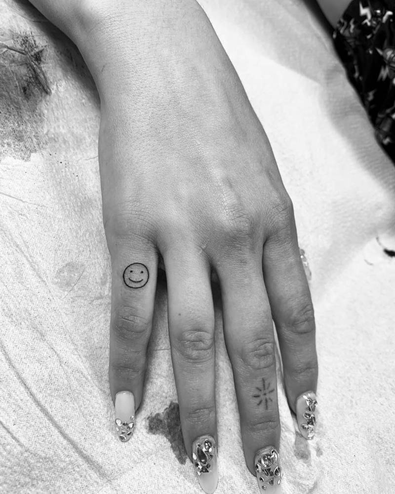Small Smiley Tattoo On Dua Lipa's Right Pinky Finger. 1000_x_800_jpg