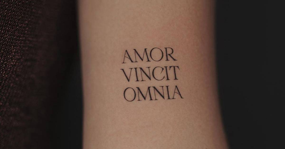 Amor Vincit Omnia" Lettering Tattoo On The Bicep. 628_x_1200_jpg