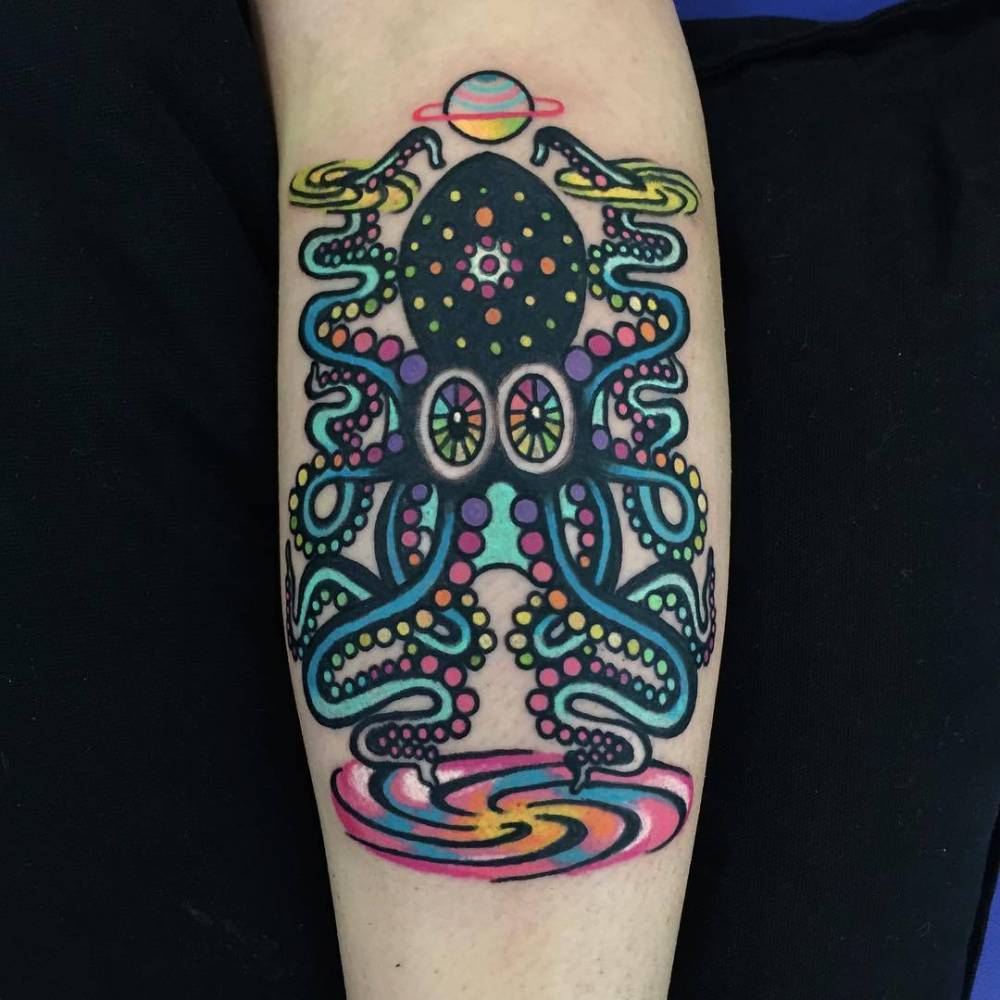 Tatuaje De Un Pulo Psicodélico En El Gemelo.