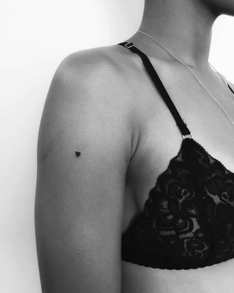 Tiny Black Heart Tattoo On The Arm. 1000_x_800_jpg