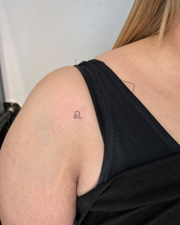 Leo Zodiac Symbol Tattoo On The Right Shoulder. 937_x_750_jpg