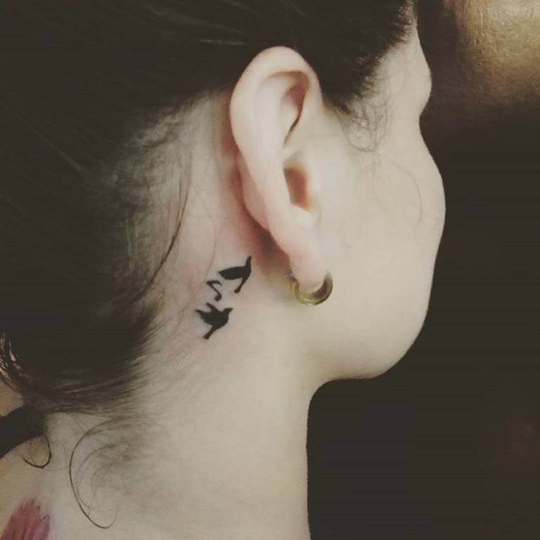 Tatuaje De Dos Pájaros Y Una Nota Musical Detrás De 768_x_768_jpg