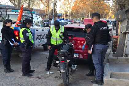 Un joven en grave estado al chocar una moto contra un auto estacionado