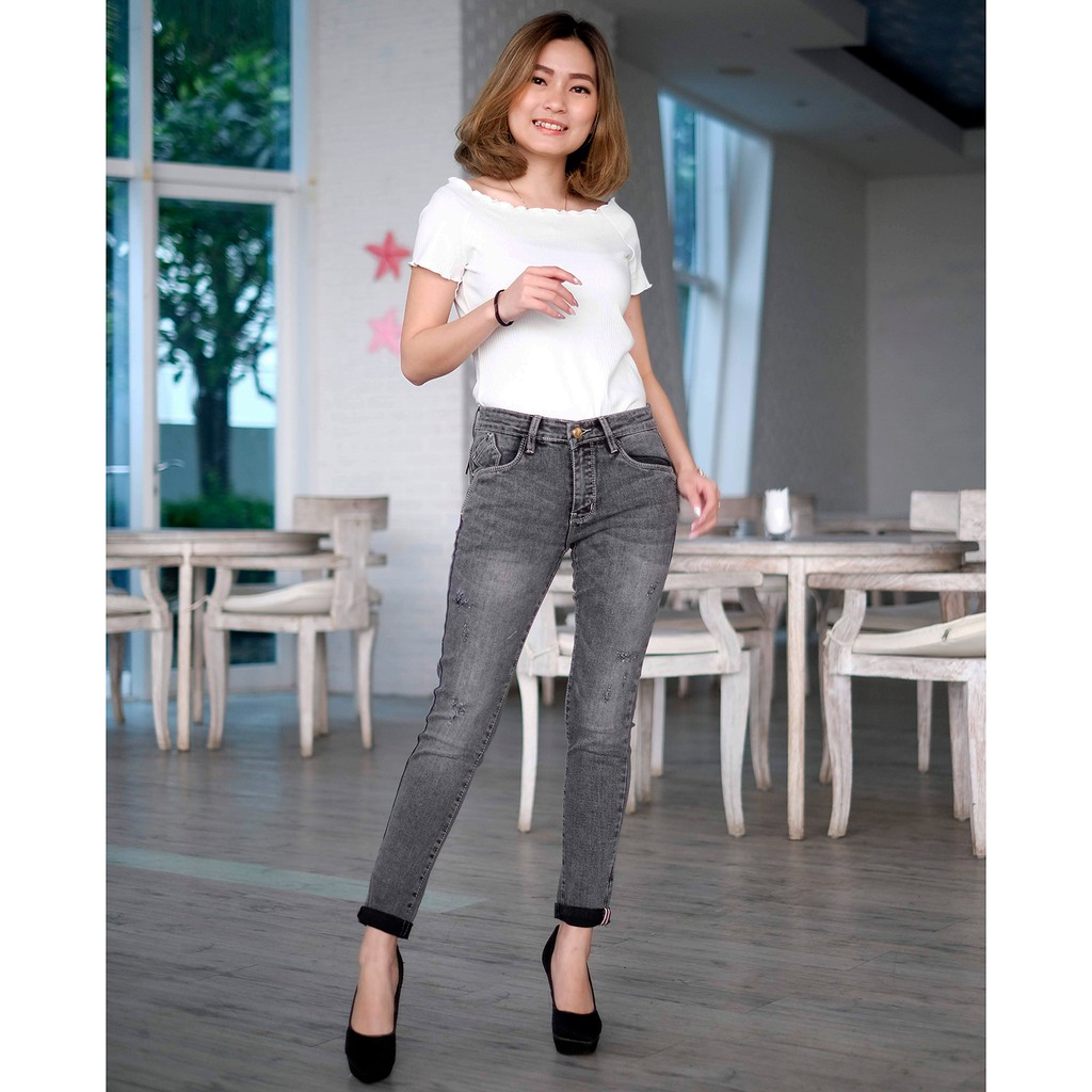 Bosan dengan Jeans Birumu? Kamu Bisa Bergaya dengan 10 Pilihan Jeans Abu-abu  Terbaru yang Cocok Dipadukan dengan Berbagai Warna (2020)