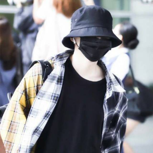 Jual Black White Disposable Mask/Masker Kpop Hitam Putih Bts/Masker Boyband/Korean Mask/Kpop Mask Korea Indonesia|Shopee Indonesia 640_X_640_jpg