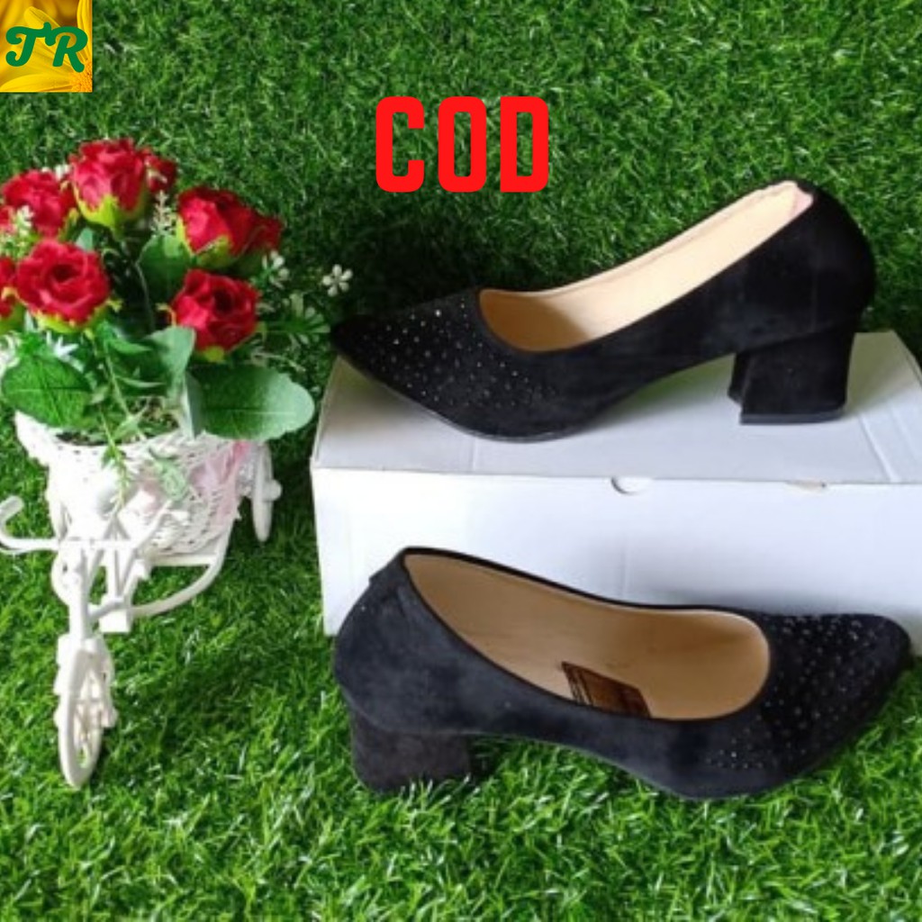 Harga Sepatu Ibu Guru Terbaru Oktober 2021 | BigGo Indonesia