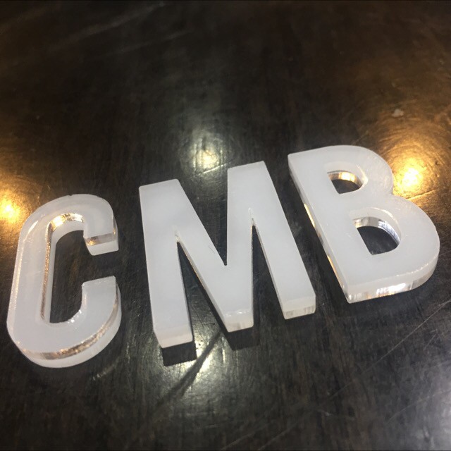 TERMURAH Huruf Akrilik / Huruf Timbul 2 Warna Tebal 5mm Tinggi 10cm |  Shopee Indonesia