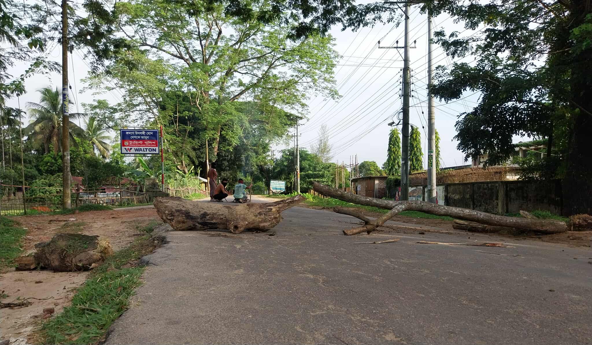 খাগড়াছড়িতে চলছে আধাবেলা সড়ক অবরোধ