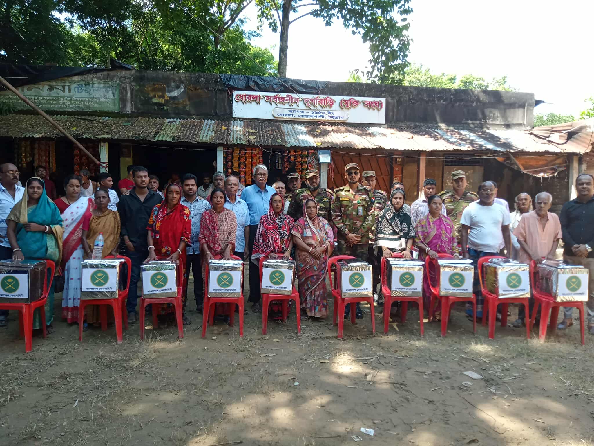 বোয়ালখালীতে দুর্গাপূজা উপলক্ষে সেনাবাহিনীর উপহার সামগ্রী বিতরণ