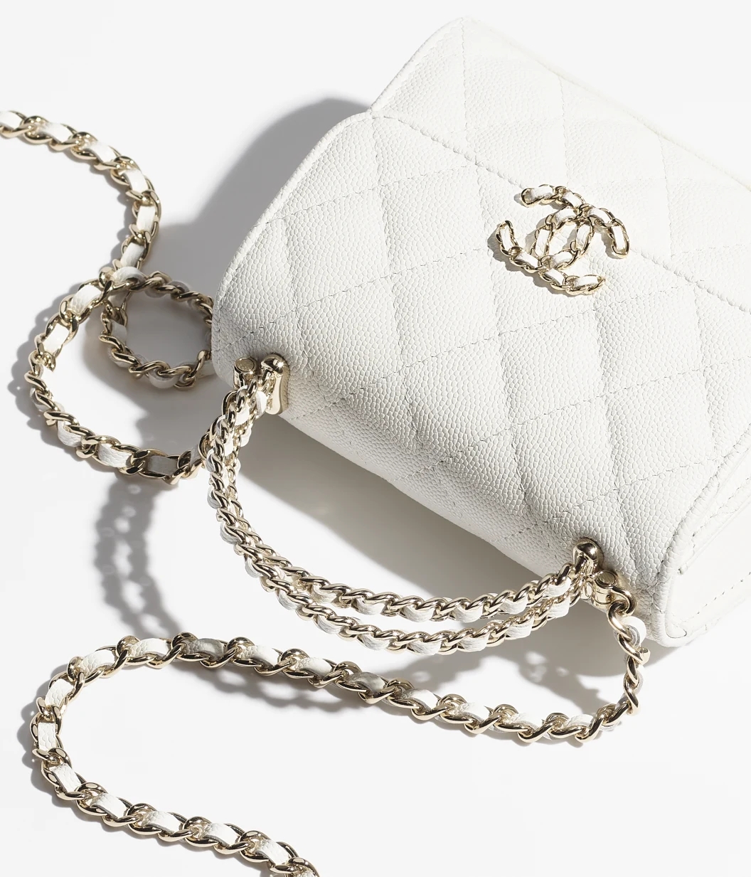 CLUTCH WITH CHAIN Grained Shiny Calfskin & Gold-Tone Metal White