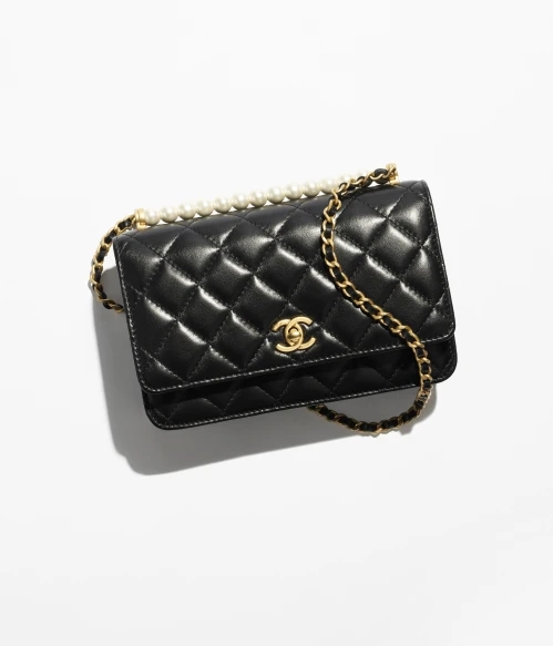 WALLET ON CHAIN Shiny Lambskin, Imitation Pearls & Gold-Tone Metal Black