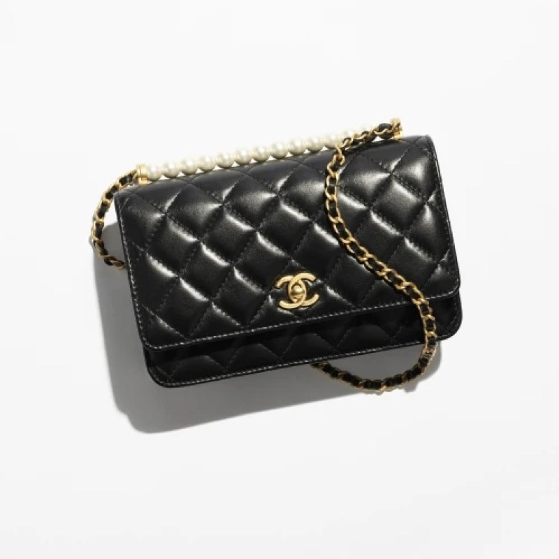 WALLET ON CHAIN Shiny Lambskin, Imitation Pearls & Gold-Tone Metal Black