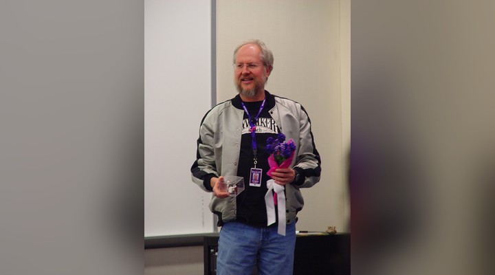 Quem é Douglas Crockford? Conheça o pioneiro do JSON e mestre do JavaScript Quem é Douglas Crockford? Conheça o pioneiro do JSON e mestre do JavaScript