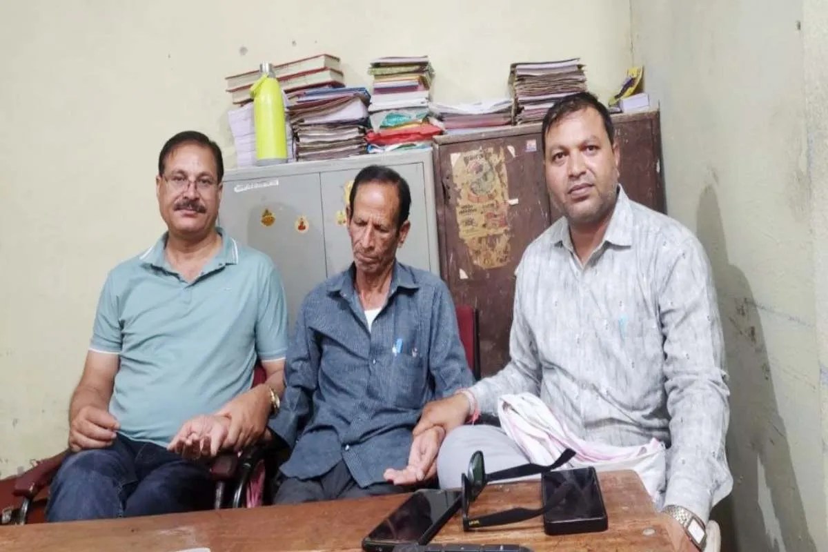 इंदौर में लोकायुक्त ने पकड़ी घूसखोर कर्मचारियों की जोड़ी, KCC लोन रिन्यू करने के लिए मांगी थी रिश्वत | Lokayukta Trap Two Cooperative Society Employees Taking Bribe For Kcc Loan Renewal