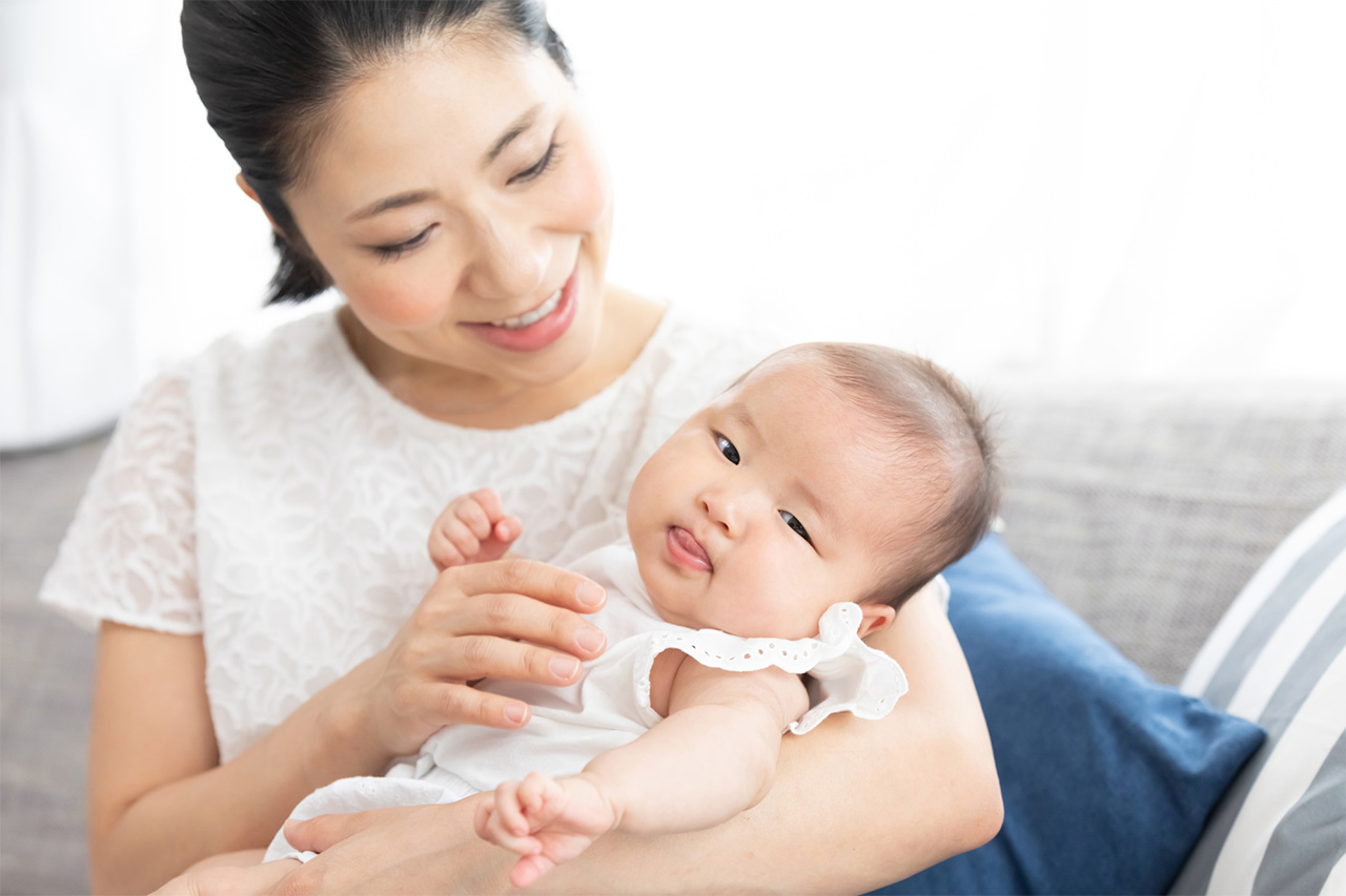 麦茶は赤ちゃんにいつから飲ませていいの？飲ませ方のポイントを小児科医が解説！ | 母乳やミルク以外の水分補給について | コモドライフ