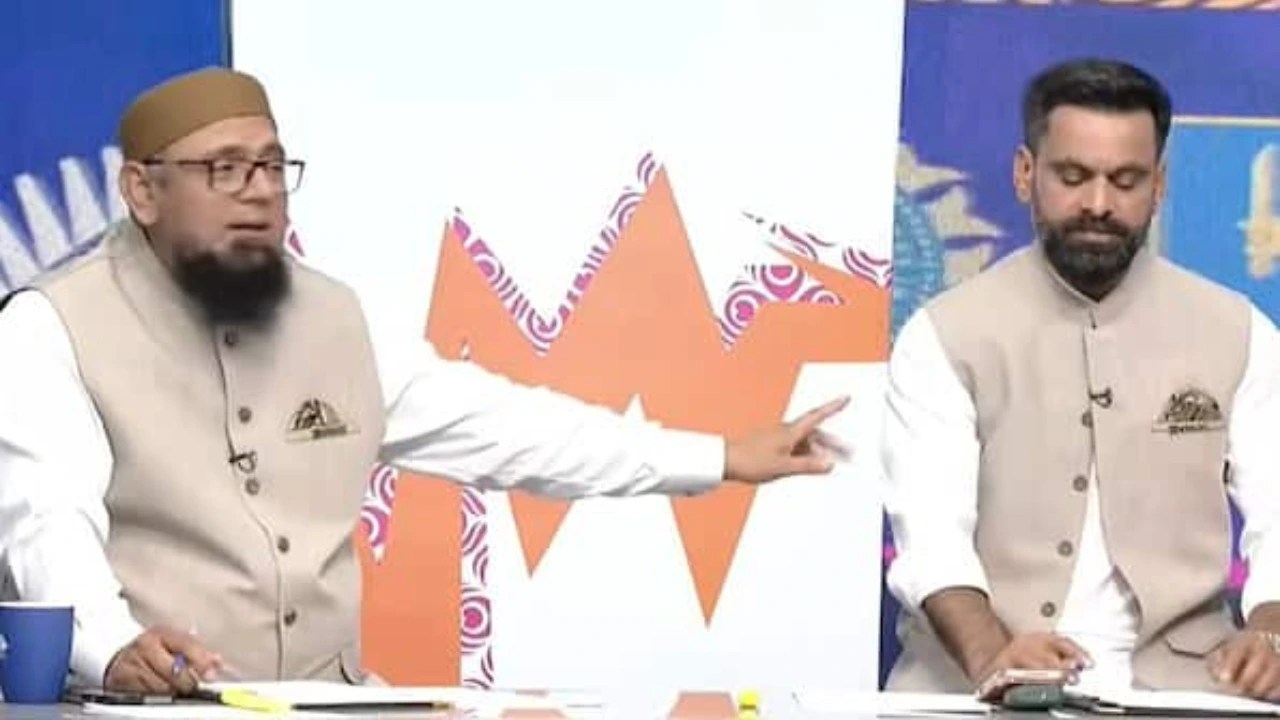 Mohammad Hafeez, Saqlain Mushtaq forget cameras are rolling, fight on LIVE TV after Pakistan’s loss to India Mohammad Hafeez, Saqlain Mushtaq forget cameras are rolling, fight on LIVE TV after Pakistan’s loss to India
