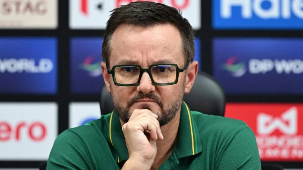 Mike Hesson accused of taking “free ke paise” after Pakistan’s tactical blunders in T20 World Cup 2026 Mike Hesson accused of taking “free ke paise” after Pakistan’s tactical blunders in T20 World Cup 2026
