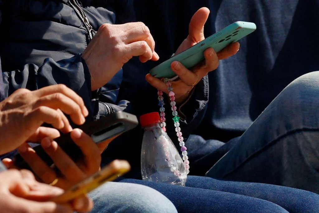Senado de Chile aprueba regular uso de celulares en escuelas – Al servicio de la verdad