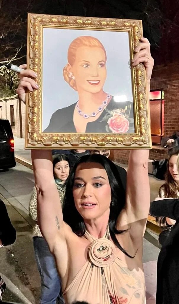 Katy Perry levantó un cuadro de Evita en medio de la victoria peronista en Buenos Aires – Al servicio de la verdad