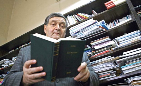 Criticul Literar Alex StefÄnescu ConferenÅ£iazÄ La Craiova Cuvantul LibertÄÅ£ii