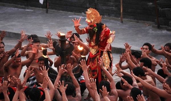 Makna Dibalik Sajian Tari Kecak - Metrum