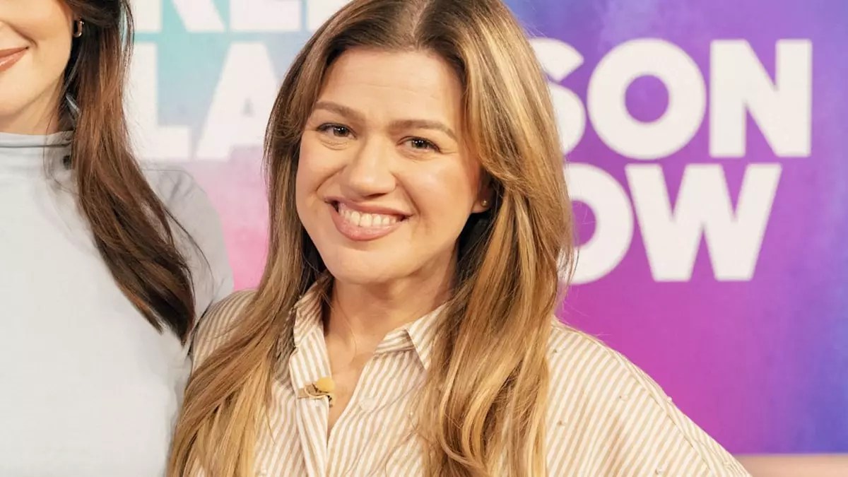 Bold Fashion, Family, and New Beginnings: Kelly Clarkson’s Inspiring Journey