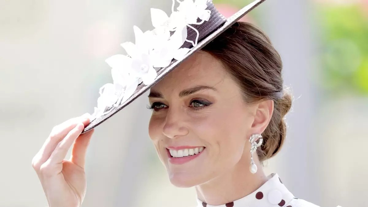 Regal Elegance: The Transformative Power of Hair Accessories