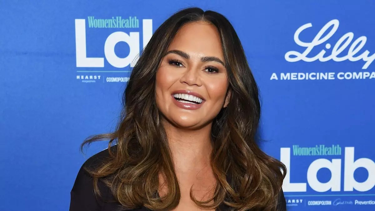 Transformative Journeys: Chrissy Teigen’s Bold Embrace of Change
