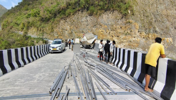 Mandi: Giver falling down from the uncontrolled bridge, fell below the uncontrolled bridge, the deaths of 5 people in the accident, a wound