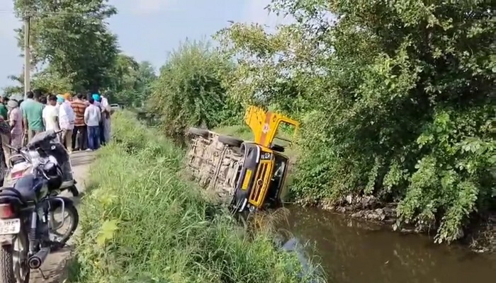 A private school van full of students in Nabha fell into the hallway