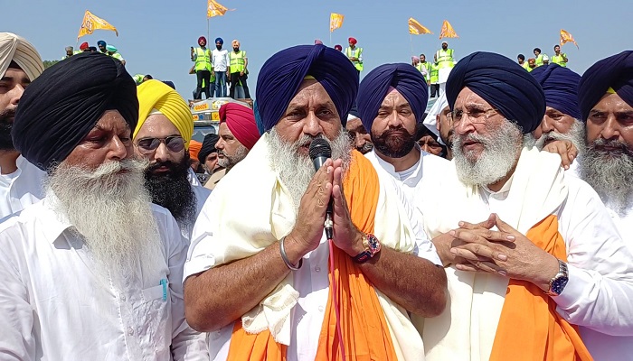 Mr. Sukhbir Badal leaves 100 trucks of green fodder and pickles of pickles in flood victim