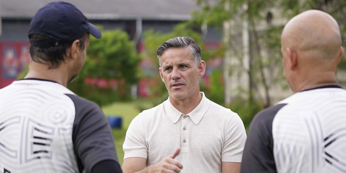 John Herdman Main Bola Nyeker di Pantai Lombok Bersama Warga Lokal