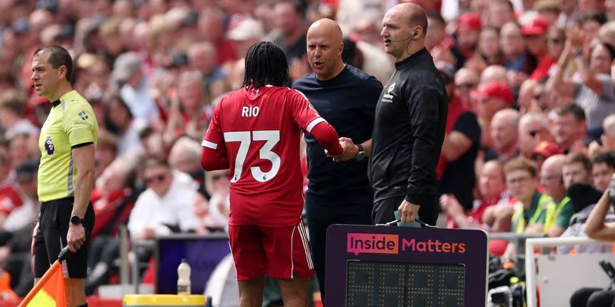 Arne Slot Buka Suara soal Pergantian Rio Ngumoha di Anfield