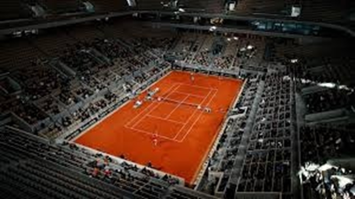 With Jannik Sinner entering as the favorite, several players could still threaten the Italian’s bid for a first French Open title.