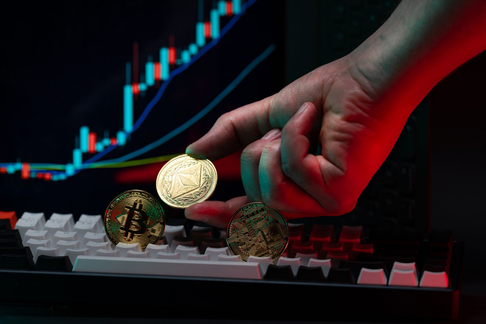 Bitcoin ETFs Shed 5M as Ethereum Rebounds