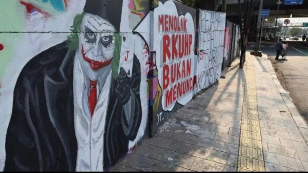 9 Ide Fenomal Lukisan Dinding Mural Hitam Putih Terpopuler 606_X_1080_webp