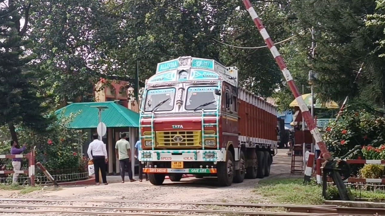 প্রায় আট বছর পর হিলি স্থলবন্দর দিয়ে ভারত থেকে আপেল আমদানি শুরু