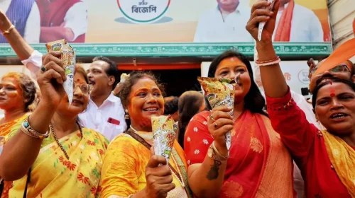 **বিজেপির সম্ভাব্য জয়ে পশ্চিমবঙ্গে ‘রাম রাজত্ব’ আসার দাবি সুকান্ত মজুমদারের** পশ্চিমবঙ্গ বিধানসভা নির্বাচনের ভোট গণনায় ভারতীয় জনতা পার্টি (বিজেপি) বড় ব্যবধানে এগিয়ে থাকায় রাজ্যটিতে ‘রাম রাজত্ব’ প্রতিষ্ঠিত হয়েছে বলে মন্তব্য করেছেন কেন্দ্রীয় মন্ত্রী সুকান্ত মজুমদার। সোমবার (৪ মে) সকাল থেকে শুরু হওয়া গণনায় দেখা যাচ্ছে, বিজেপি ২৯৪টি আসনের মধ্যে ১৯২টিতে এগিয়ে রয়েছে। অন্যদিকে দীর্ঘ ১৫ বছর ক্ষমতায় থাকা তৃণমূল কংগ্রেস পিছিয়ে পড়ে বর্তমানে ৯৪টি আসনে এগিয়ে আছে। সুকান্ত মজুমদার সংবাদসংস্থা এএনআই-কে দেওয়া এক প্রতিক্রিয়ায় বলেন, প্রাথমিক এই ফলাফল স্পষ্ট করে দিচ্ছে যে পশ্চিমবঙ্গে বিজেপিই সরকার গঠন করতে যাচ্ছে এবং রাজ্যে শান্তি ও সুশাসনের নতুন অধ্যায় শুরু হবে। গণনার ট্রেন্ড সামনে আসার পরপরই কলকাতা ও এর আশপাশে বিজেপির কর্মী-সমর্থকদের মধ্যে উৎসবের আমেজ দেখা গেছে। দলীয় কার্যালয়ের সামনে তাদের আবির খেলা এবং মিষ্টি বিতরণ করতে দেখা যায়। এবারের নির্বাচনে সবচেয়ে বেশি আলোচনার কেন্দ্রে রয়েছে ভবানীপুর আসন, যেখানে তৃণমূল নেত্রী মমতা বন্দ্যোপাধ্যায়ের বিরুদ্ধে লড়ছেন বিরোধী দলীয় নেতা শুভেন্দু অধিকারী। এছাড়া ফিরহাদ হাকিম, শশী পাঁজা ও কুণাল ঘোষের মতো হেভিওয়েট প্রার্থীদের ফলাফলের দিকেও বিশেষ নজর রয়েছে সাধারণ মানুষের। বিজেপির পক্ষ থেকে রুদ্রনীল ঘোষ, অগ্নিমিত্রা পাল ও অর্জুন সিংয়ের মতো প্রার্থীরা নিজ নিজ আসনে কেমন ফল করেন, তা নিয়ে ব্যাপক কৌতূহল বিরাজ করছে। নির্বাচন কমিশনের সর্বশেষ তথ্য অনুযায়ী, কেরালায় কংগ্রেস নেতৃত্বাধীন জোট জয়ী হলেও পশ্চিমবঙ্গ ও অসমে বিজেপি নিজেদের প্রভাব বজায় রাখতে সক্ষম হয়েছে। বিশেষ করে পশ্চিমবঙ্গে এই সম্ভাব্য জয় বিজেপির জন্য একটি ঐতিহাসিক মাইলফলক হিসেবে বিবেচিত হচ্ছে। এখনো অনেক রাউন্ড গণনা বাকি থাকলেও প্রাথমিক এই চিত্র রাজ্যটির রাজনীতিতে বড় ধরণের ক্ষমতার পরিবর্তনের ইঙ্গিত দিচ্ছে।