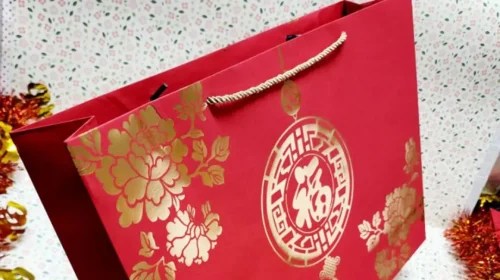 বার্ষিক বেতন বৃদ্ধির বদলে কর্মীদের খেলনা ও চকলেট উপহার দিয়ে তোপের মুখে কোম্পানি