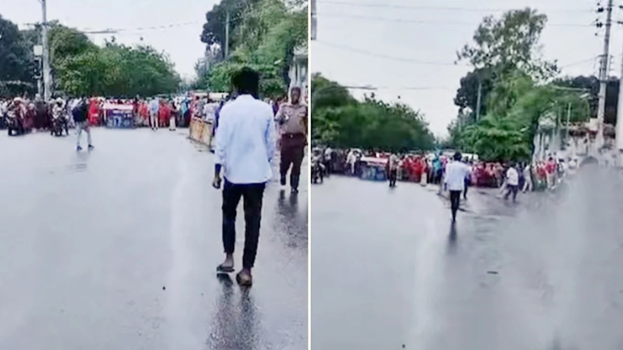 বকেয়া বেতনের দাবিতে মহাখালী, তেজগাঁও সড়ক অবরোধ করে পোশাক শ্রমিকদের বিক্ষোভ