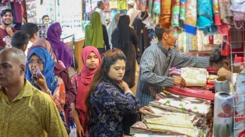 ব্যবসায়ীদের দাবিতে দোকানপাট ও বিপণিবিতান খোলা রাখার সময় বাড়াল সরকার