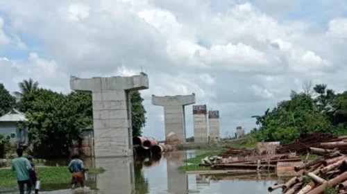মেঘনার বুকে থমকে গেছে বাঙালপাড়া চাতলপাড় সেতুর কাজ