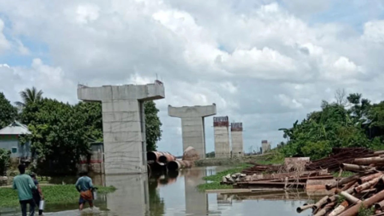মেঘনার বুকে থমকে গেছে বাঙালপাড়া চাতলপাড় সেতুর কাজ