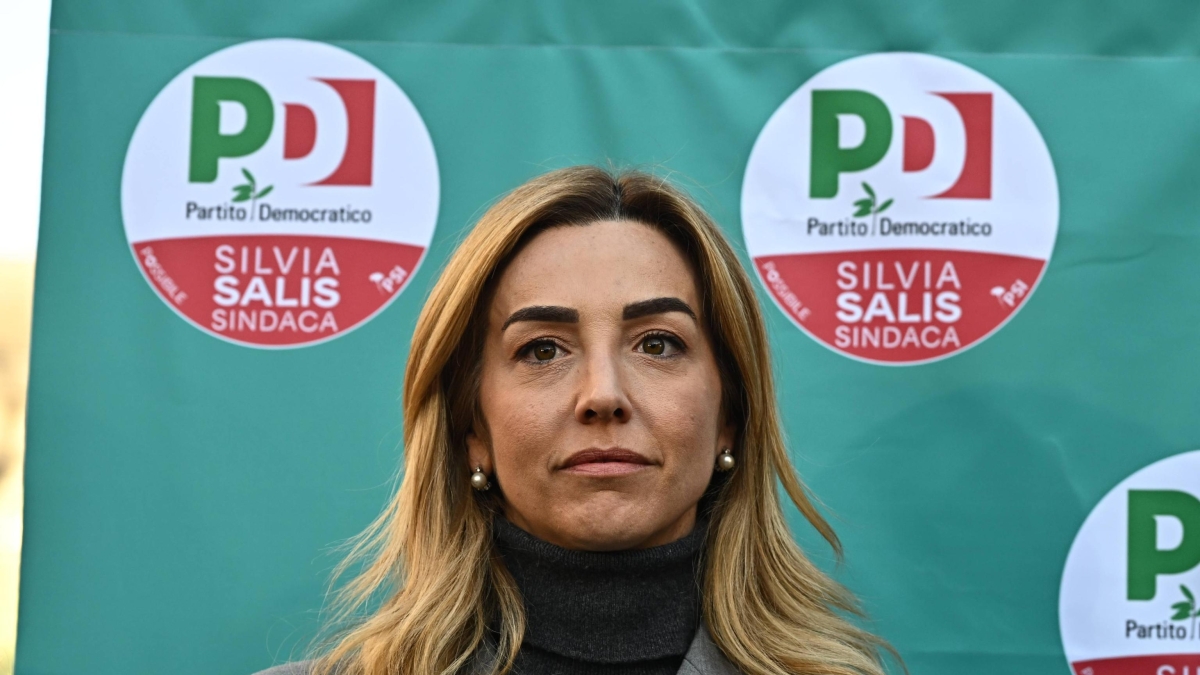 Genova dice basta alle paghette da fame: salario minimo a 9 euro negli appalti, mentre la sindaca Salis gioca a fare la paladina anti-povertà e scoppia il caos sull’IMU