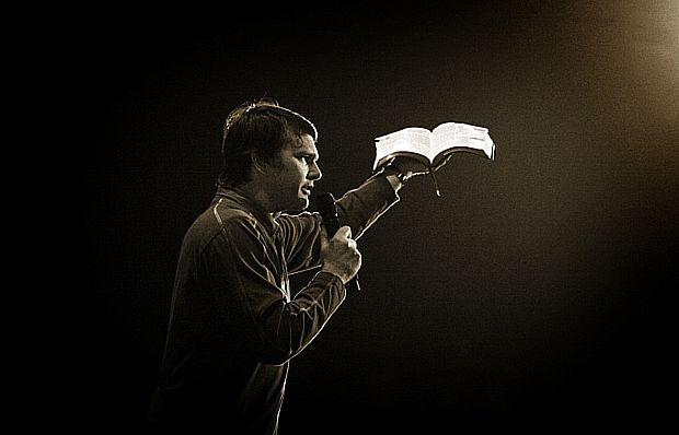 Mau Khotbah? Baca ini dulu! – Kerangka Khotbah Kristen