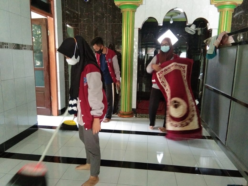 Membersihkan Mushollah Bentuk Kepedulian KKN-P Umsida Tim 27 Di Desa  Bangsri – DRPM