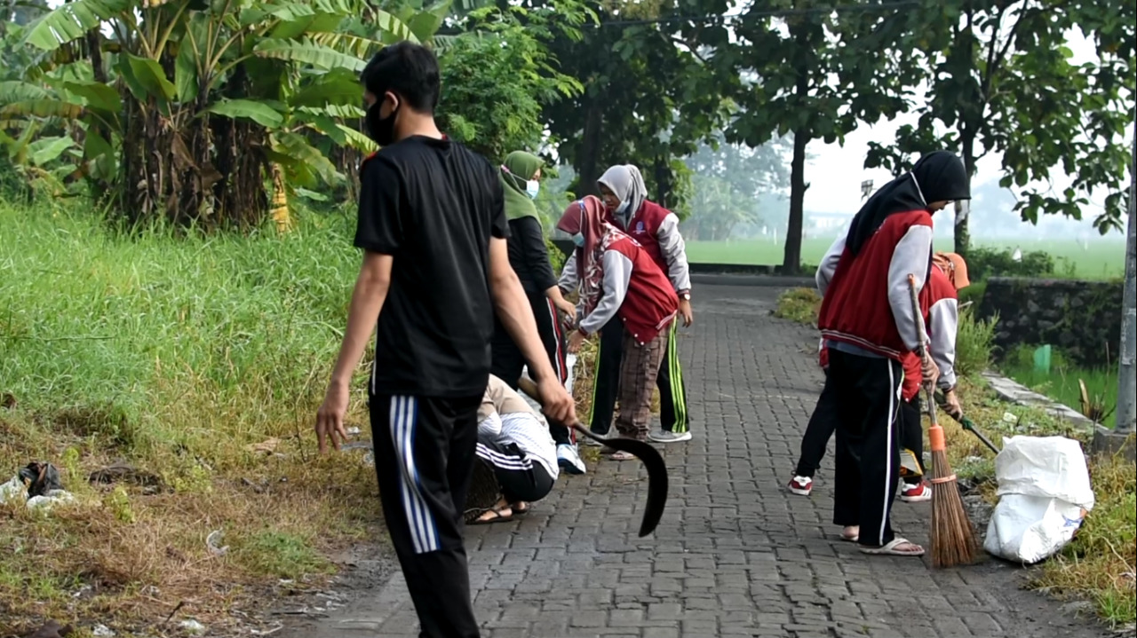Kerja Bakti Dan Menanam Serai Agar Warga Tidak Membuang Sampah Sembarangan  – DRPM